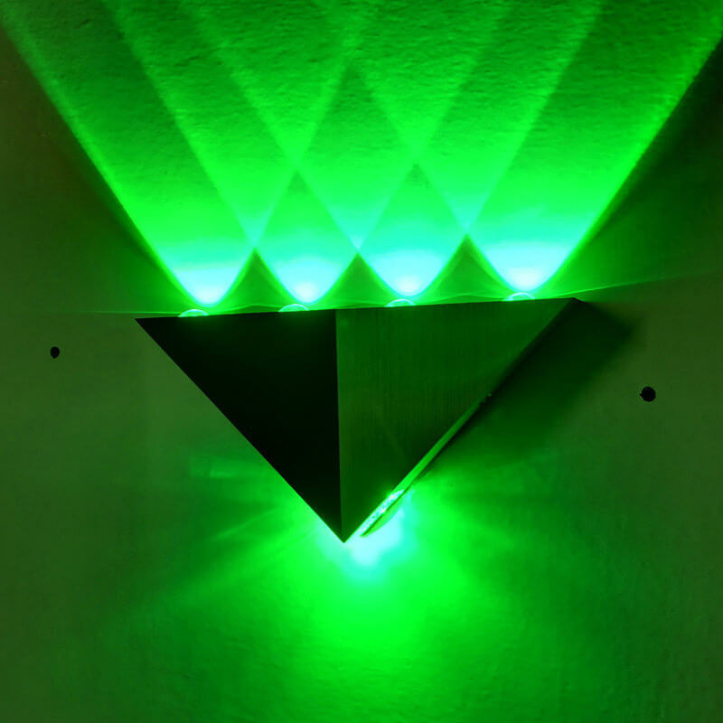 Avelena | TriLumina Prisma LED Wandleuchte | Kreatives Pyramidendesign | Aluminium & Acryl | Farbige Lichtoptionen
