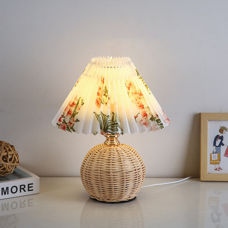 Avelena | RattaLume Nordic LED Tischlampe | Geflochtenes Rattan & Faltstoffschirm | Stimmungslicht | Deko fürs Schlafzimmer