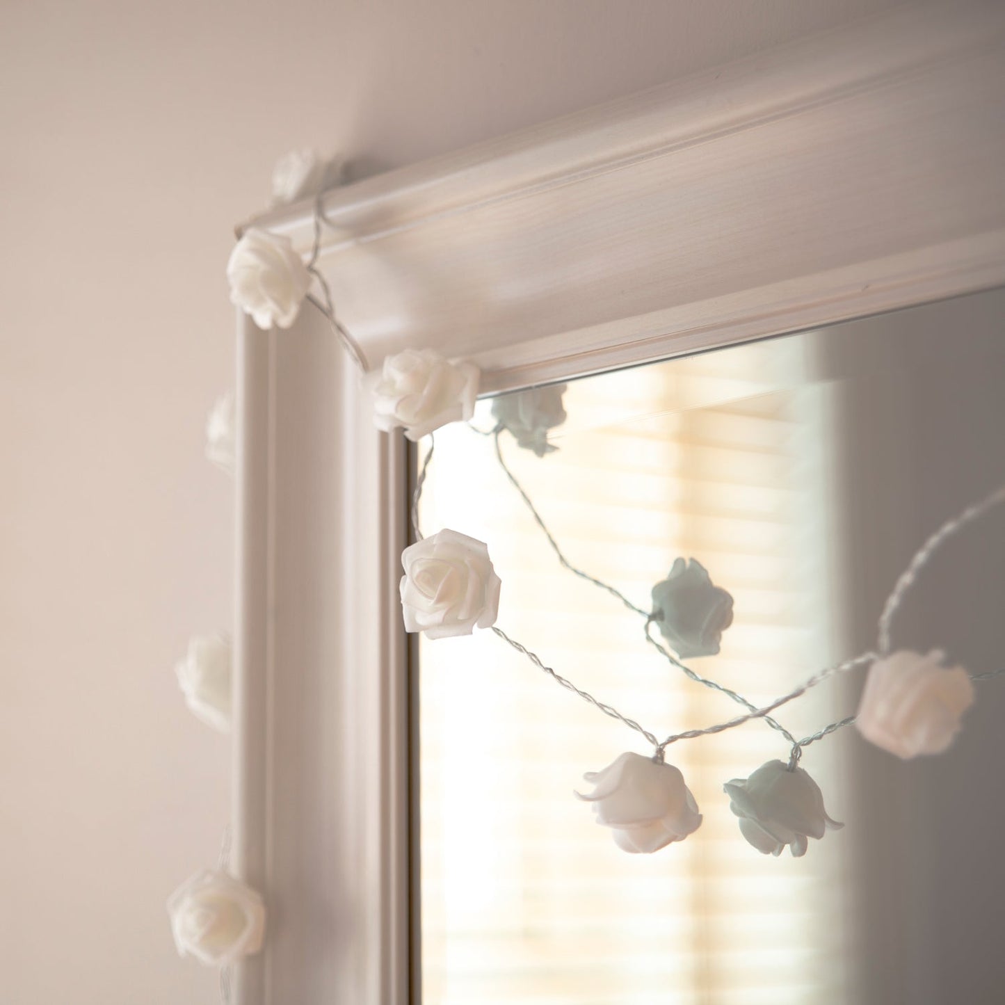 Avelena | 30er LED Rosen Lichterkette warmweiß