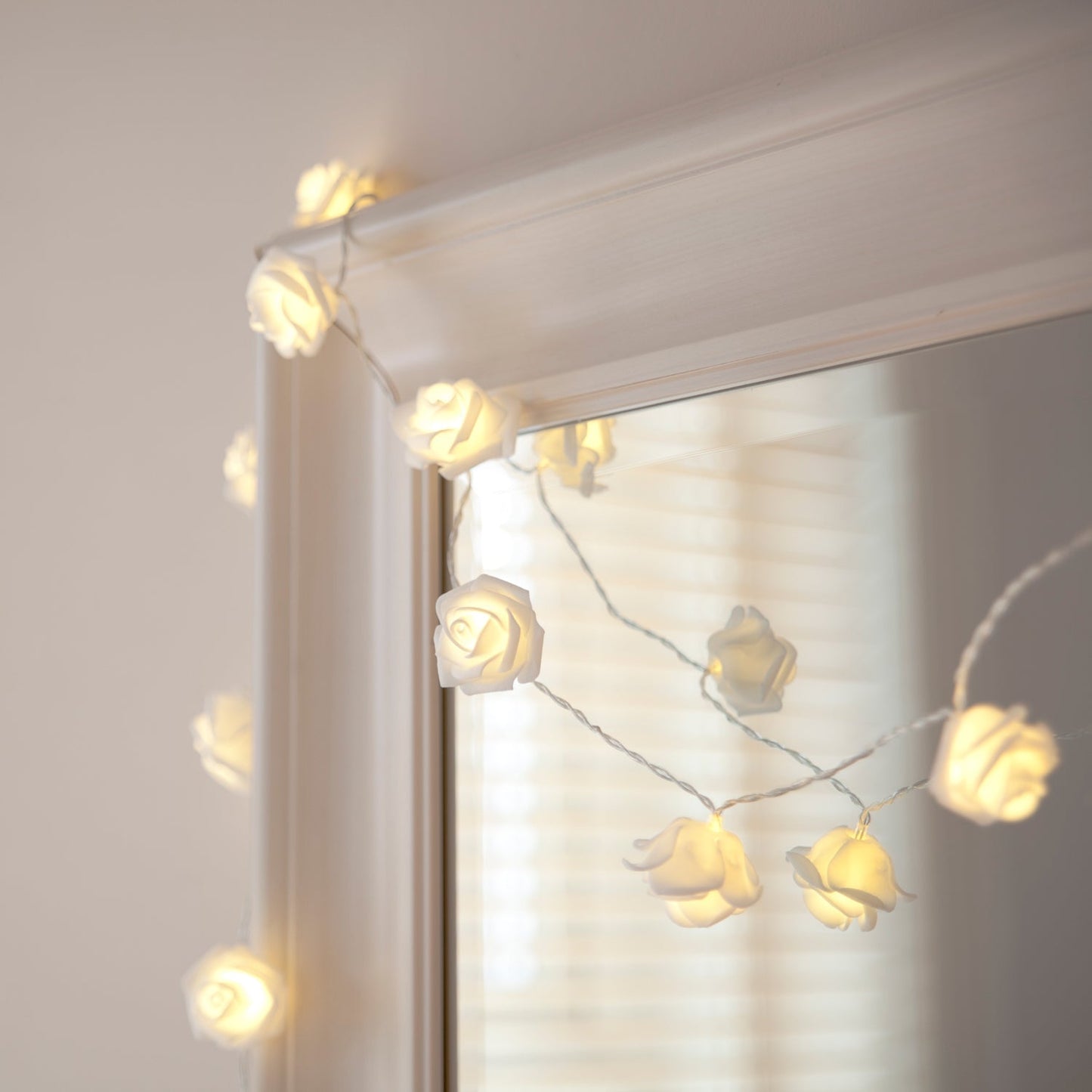 Avelena | 30er LED Rosen Lichterkette warmweiß
