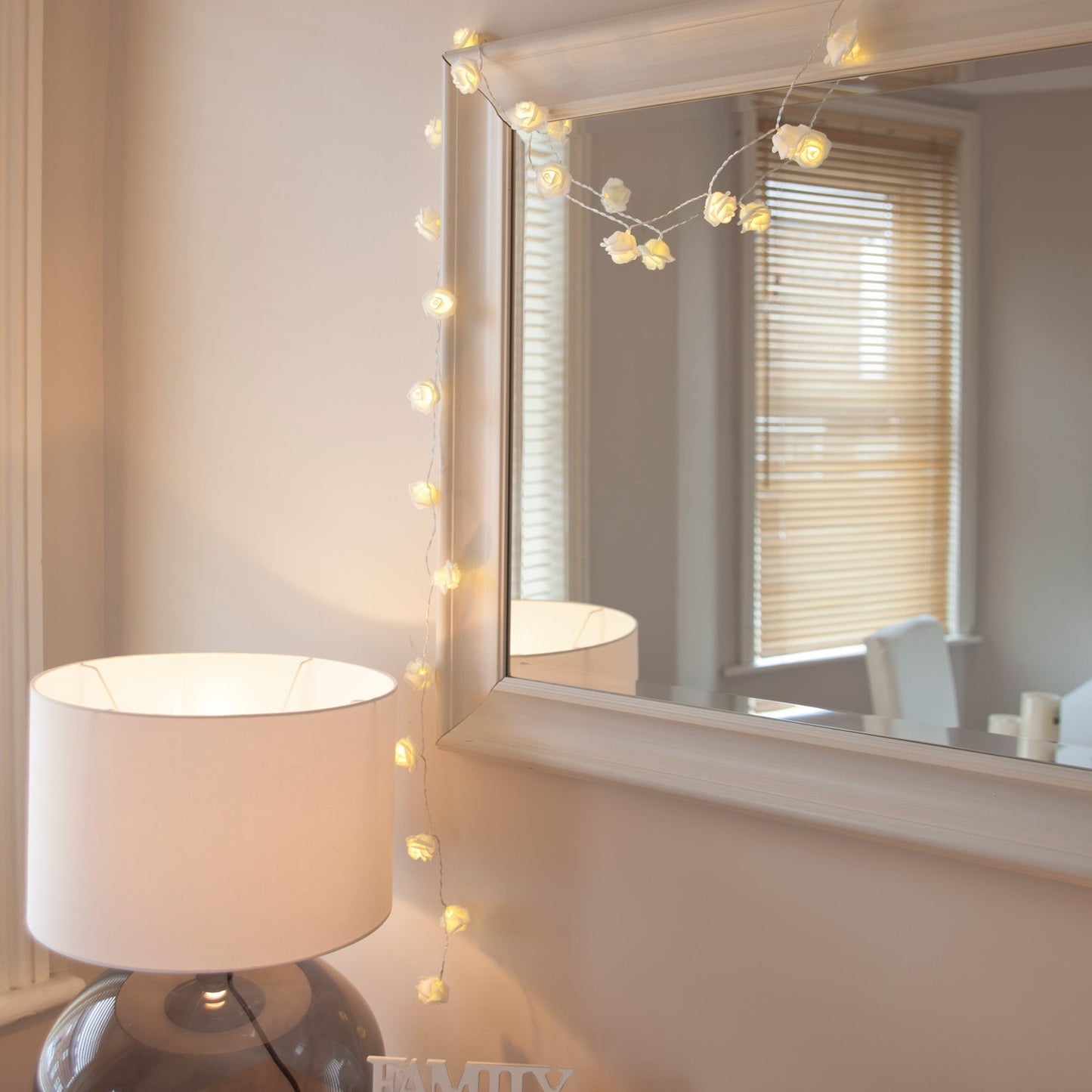 Avelena | 30er LED Rosen Lichterkette warmweiß
