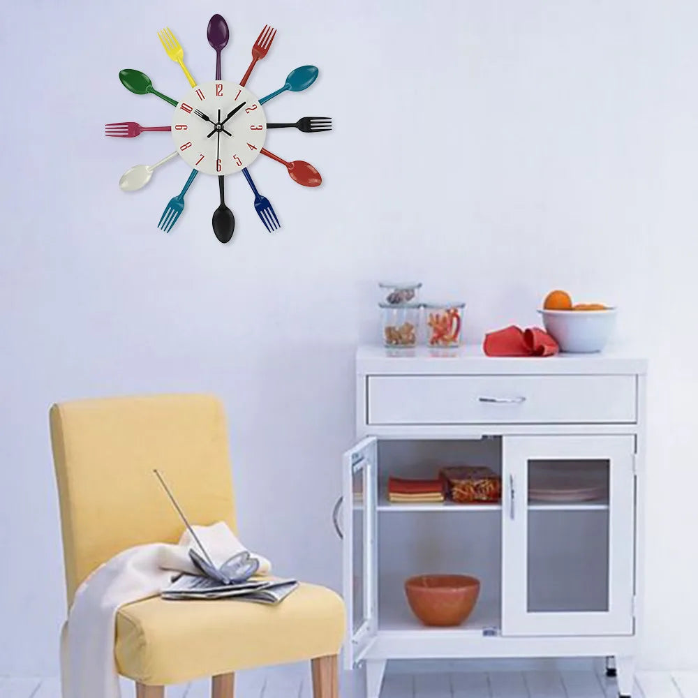 Avelena | Mehrfarbiges Besteck Wanduhren Design