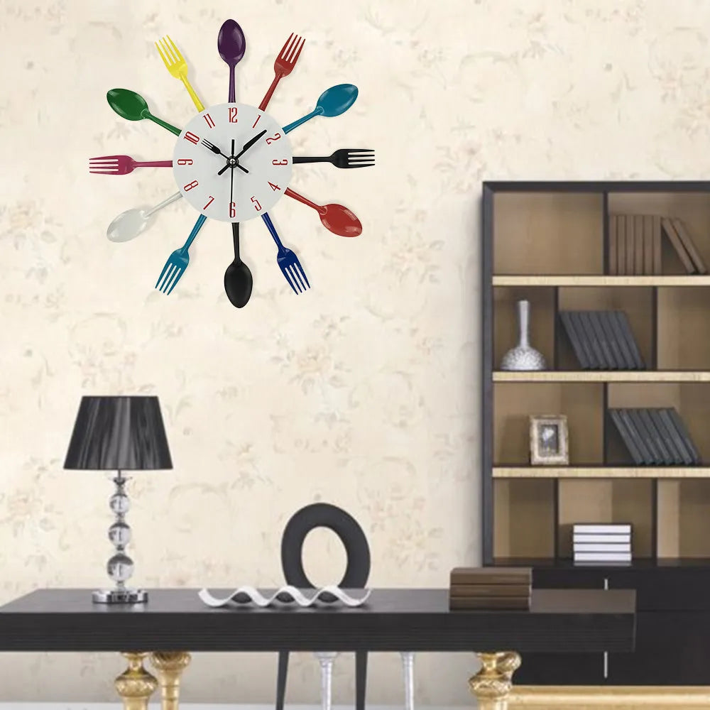 Avelena | Mehrfarbiges Besteck Wanduhren Design