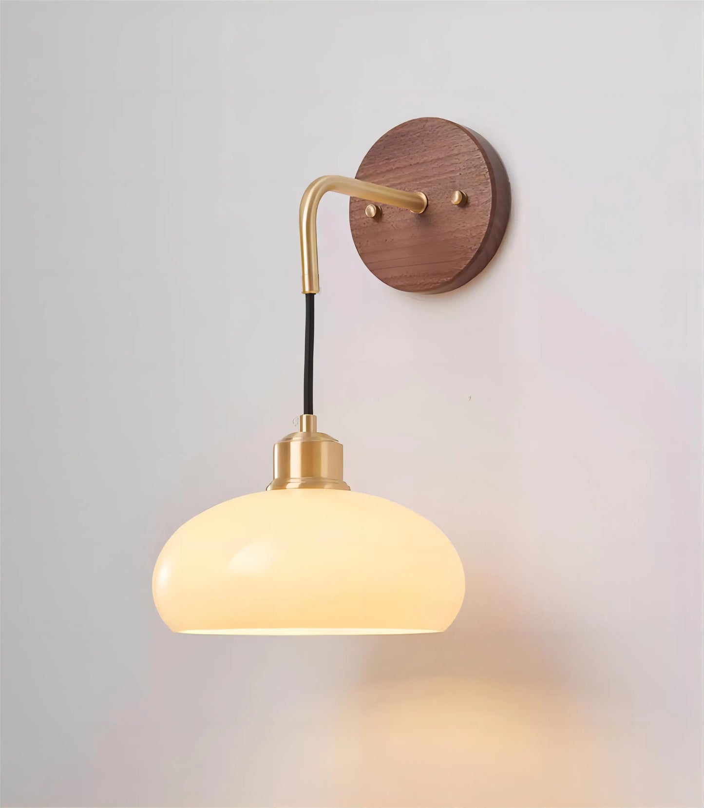 Avelena | WalnutEdge – Moderne Wandlampe aus Walnuss und Messing