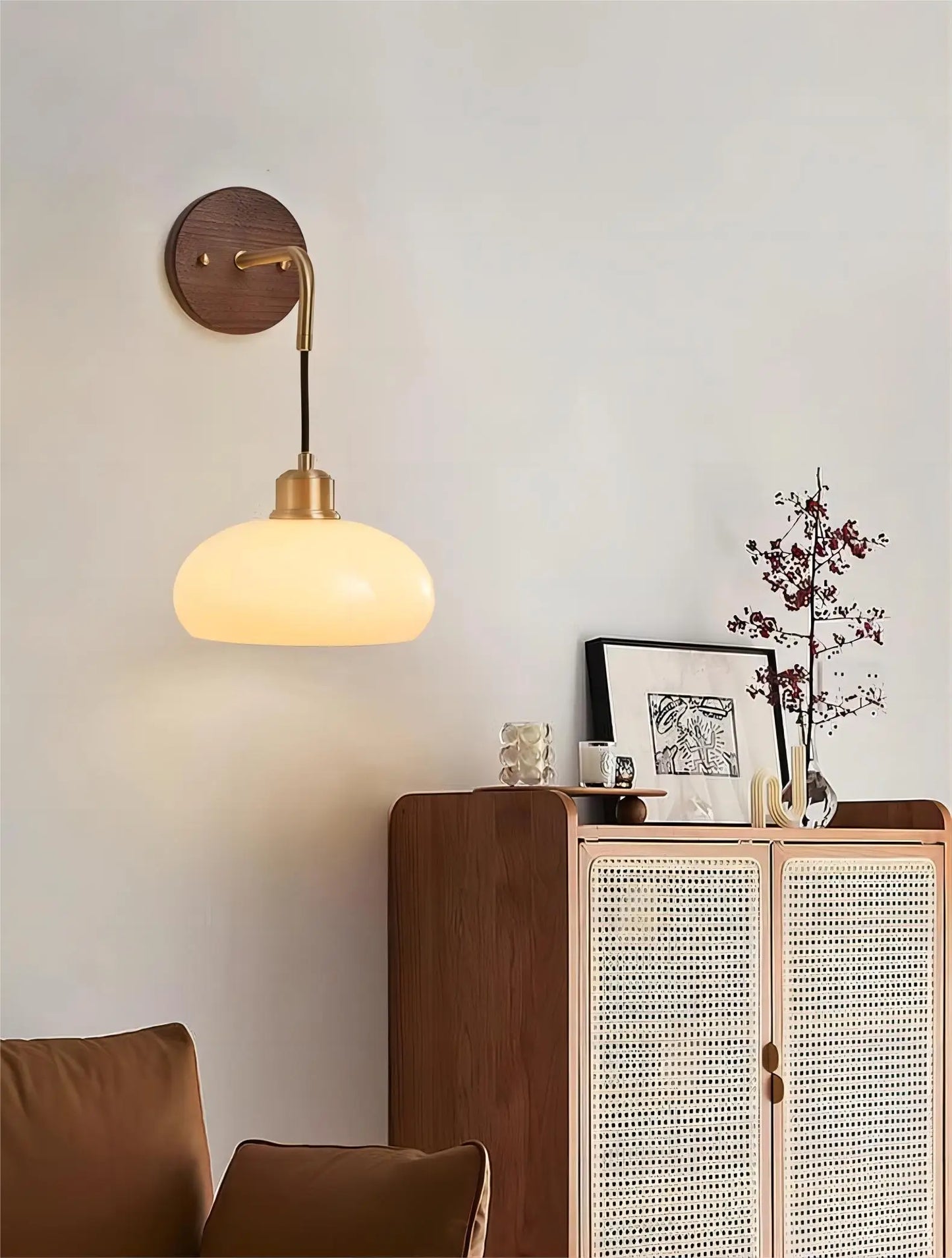 Avelena | WalnutEdge – Moderne Wandlampe aus Walnuss und Messing