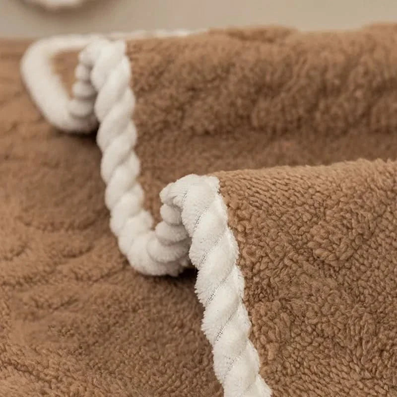 Avelena | SofaShield - Eleganter wasserdichter und rutschfester Sofabezug