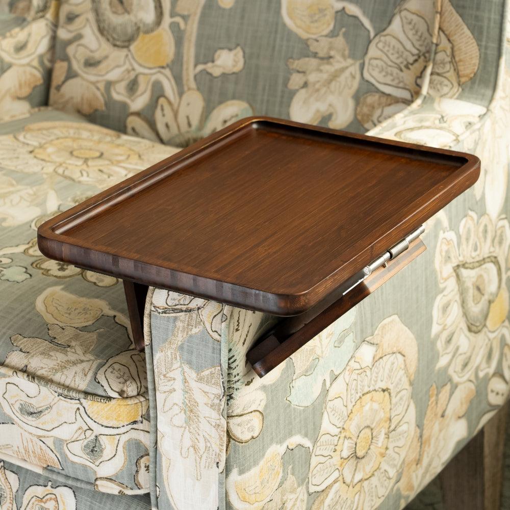 Avelena | SofaMate – Verstellbarer Sofaarmablagetisch für Getränke, Snacks und Fernbedienung Aufbewahrung