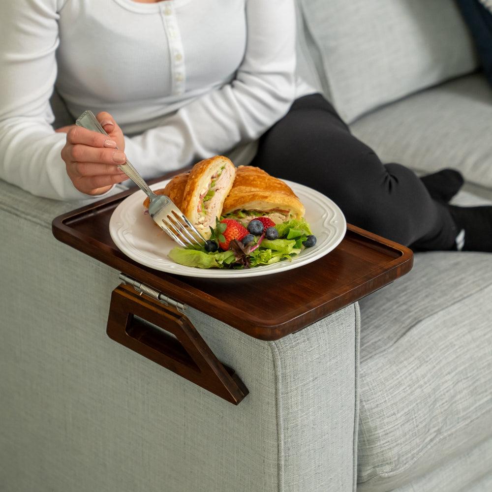 Avelena | SofaMate – Verstellbarer Sofaarmablagetisch für Getränke, Snacks und Fernbedienung Aufbewahrung