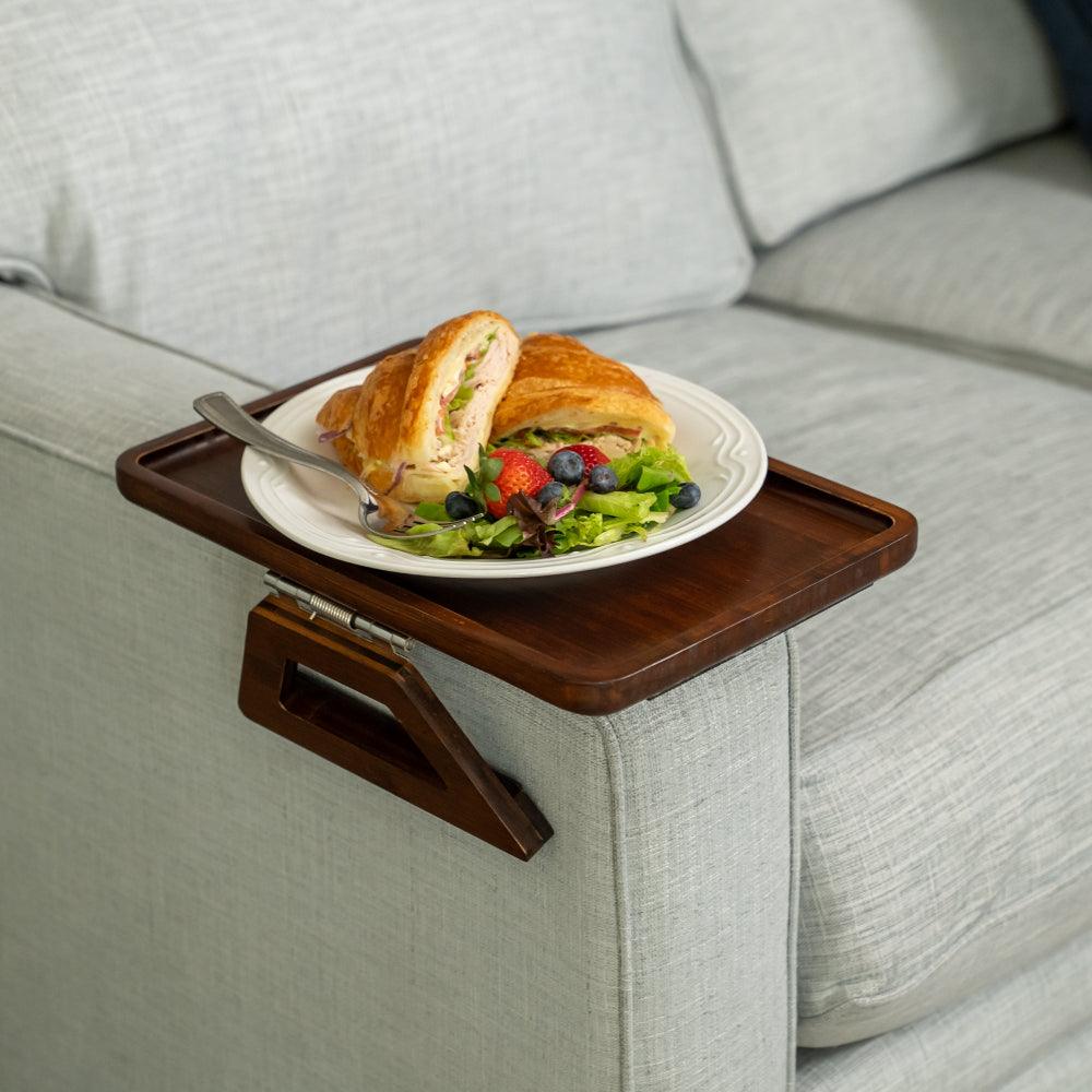 Avelena | SofaMate – Verstellbarer Sofaarmablagetisch für Getränke, Snacks und Fernbedienung Aufbewahrung