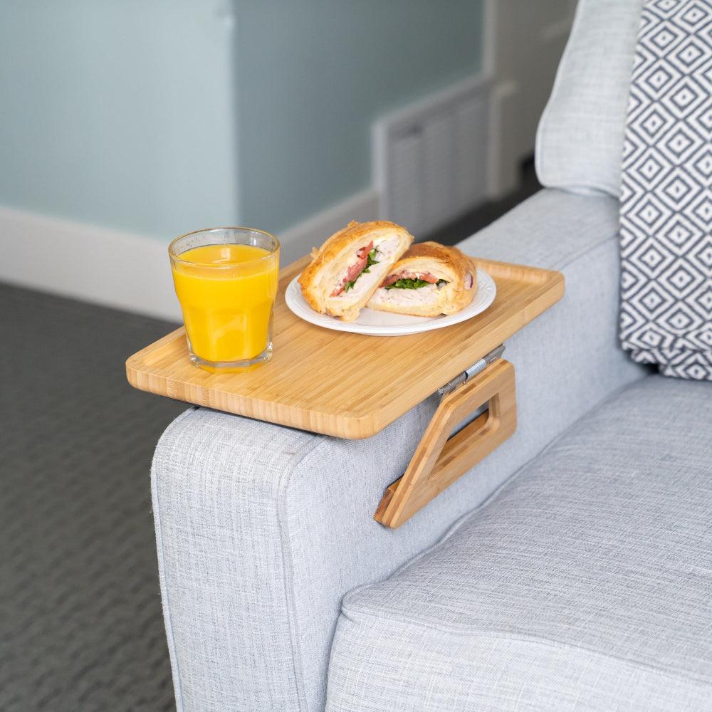 Avelena | SofaMate – Verstellbarer Sofaarmablagetisch für Getränke, Snacks und Fernbedienung Aufbewahrung