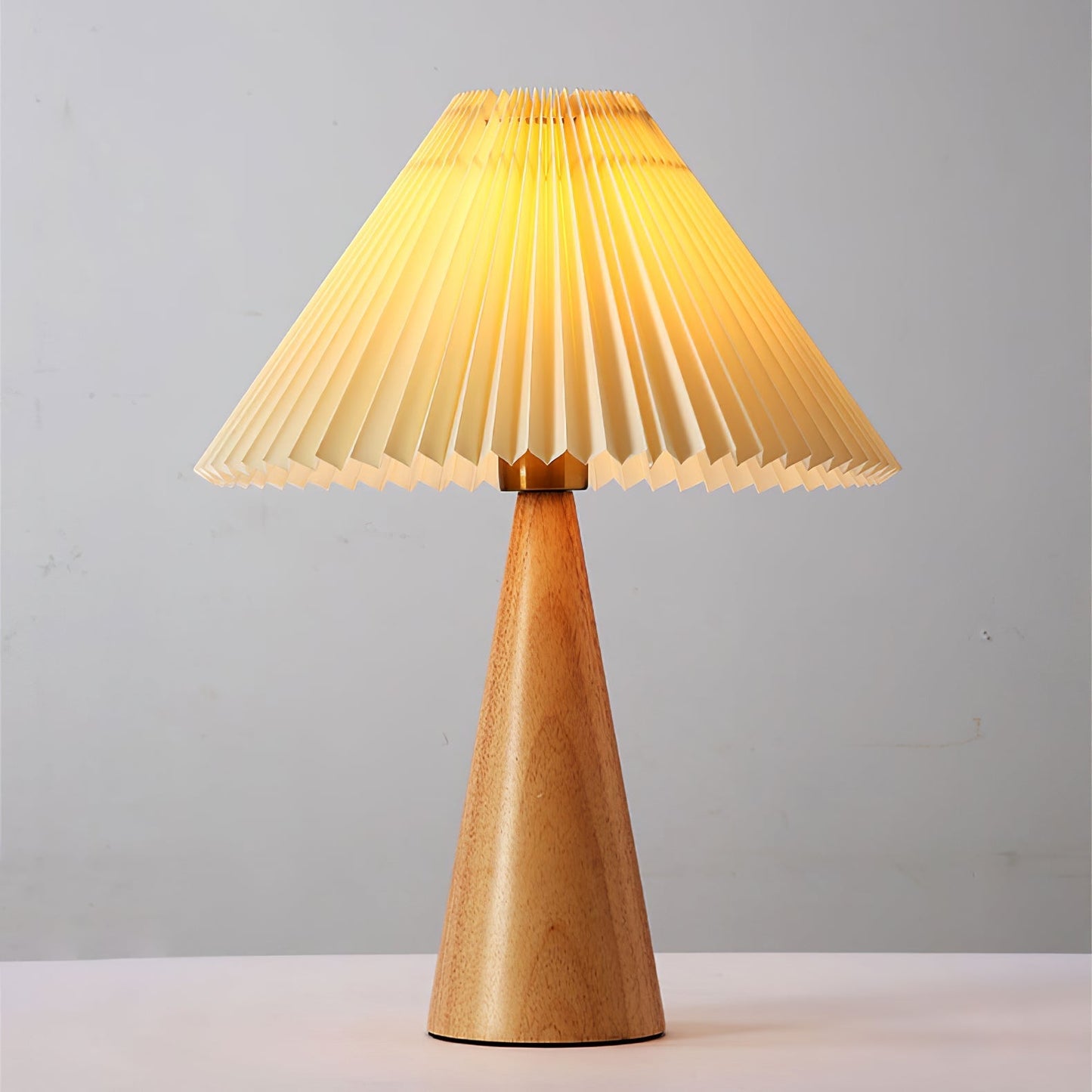 Avelena | AntiqueRadiance – Elegante Holz- und Metalltischlampe