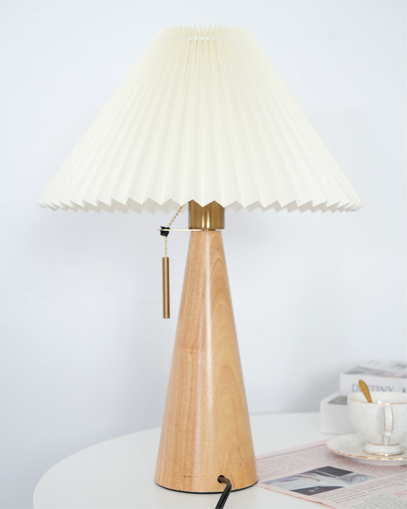 Avelena | AntiqueRadiance – Elegante Holz- und Metalltischlampe