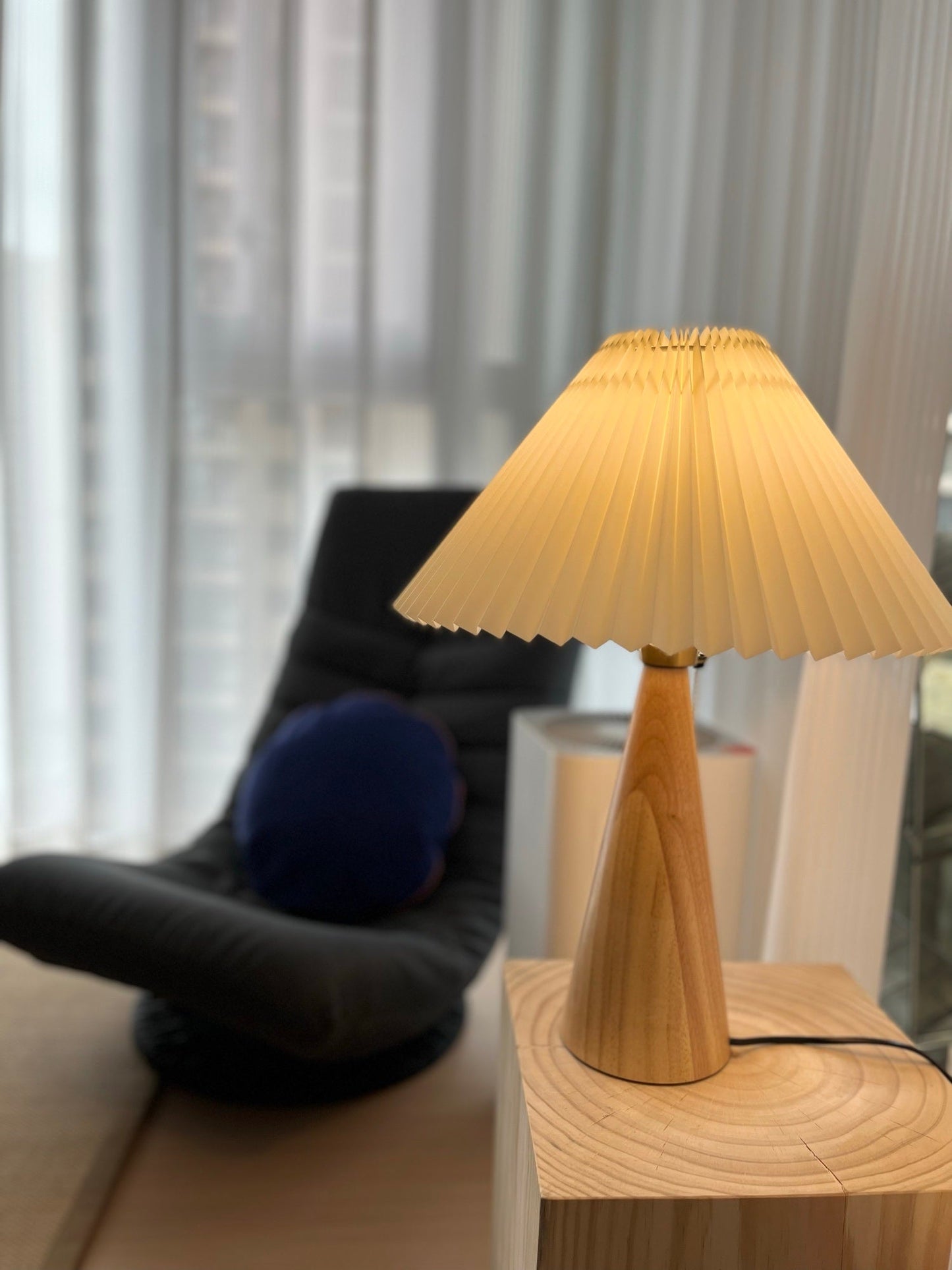 Avelena | AntiqueRadiance – Elegante Holz- und Metalltischlampe