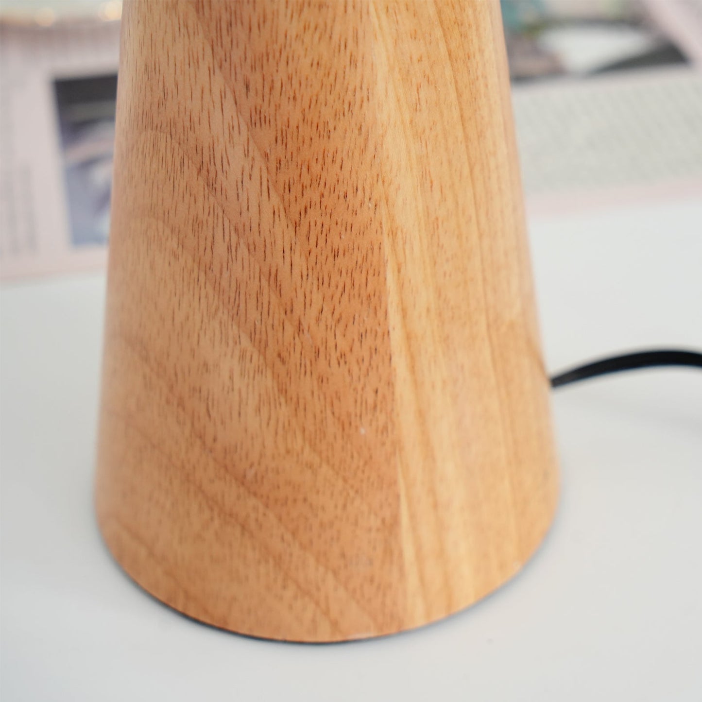 Avelena | AntiqueRadiance – Elegante Holz- und Metalltischlampe