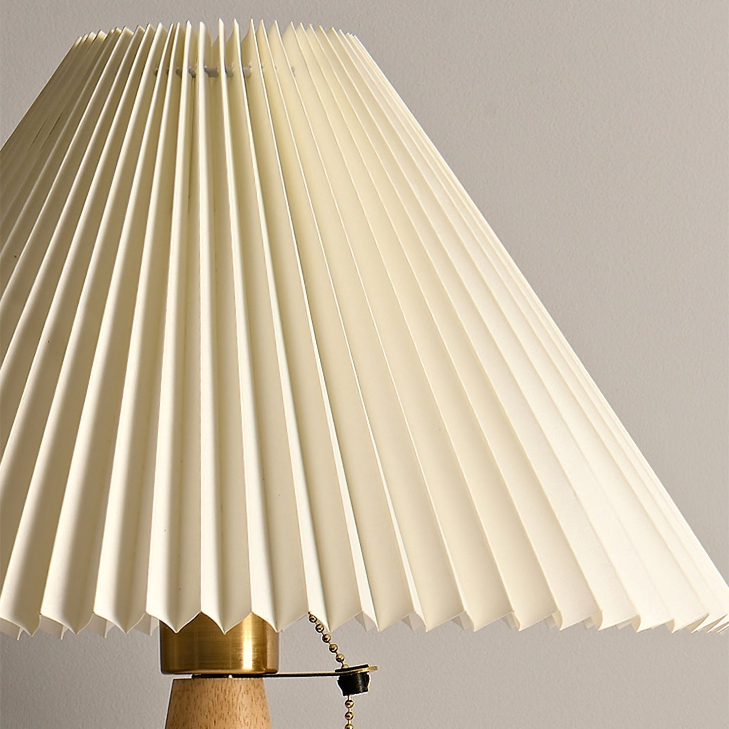 Avelena | AntiqueRadiance – Elegante Holz- und Metalltischlampe