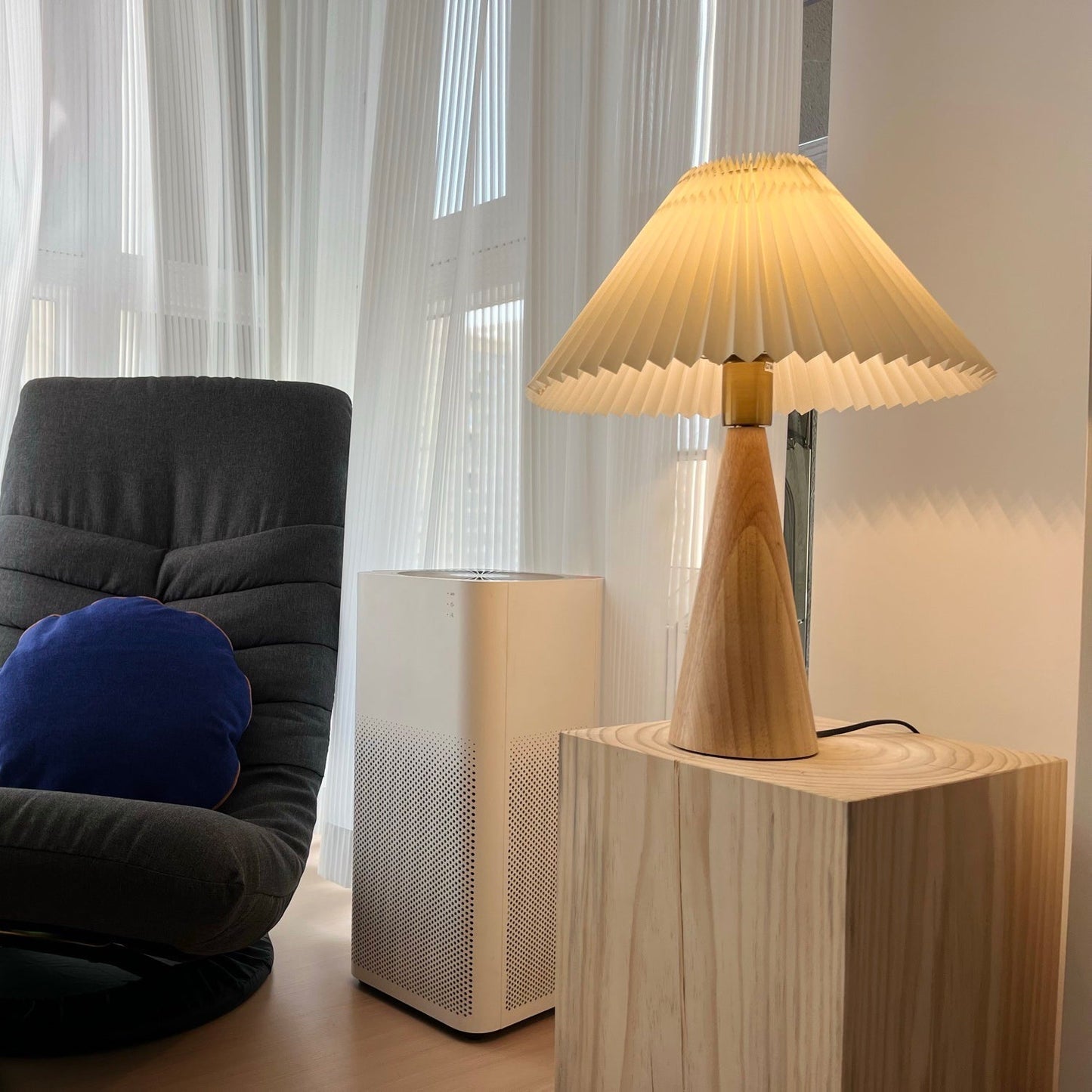 Avelena | AntiqueRadiance – Elegante Holz- und Metalltischlampe
