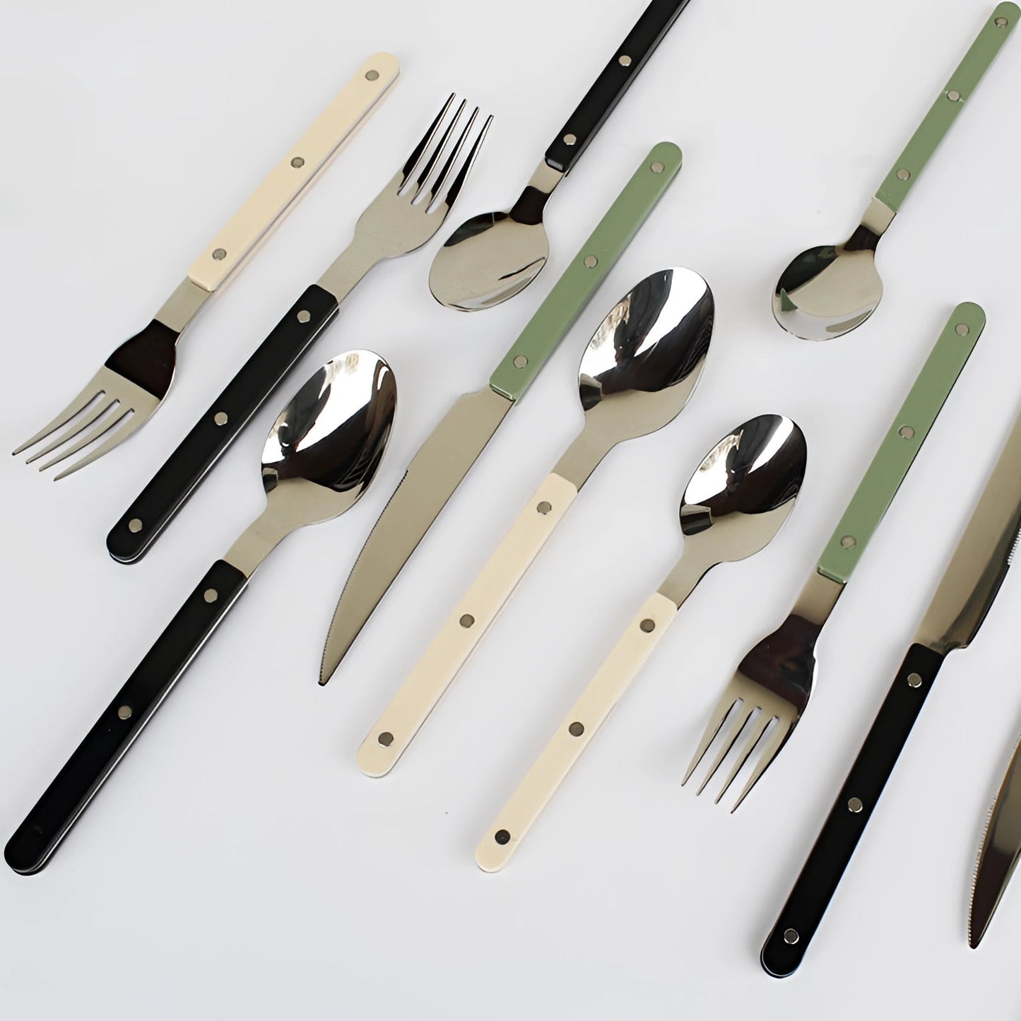 Avelena Besteckset 24 Teile mit stylish schwarzem Griff