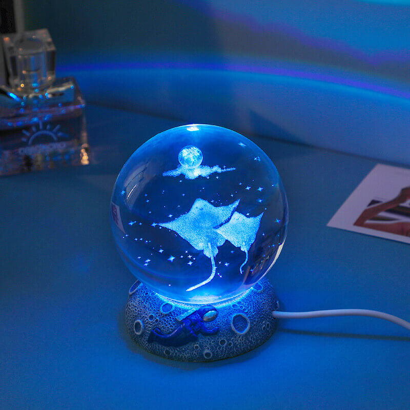 Avelena | AquaGlobe Kristallkugel Nachtlicht | Unterwasserwelt LED Lampe | Stimmungslicht & Deko für Zuhause