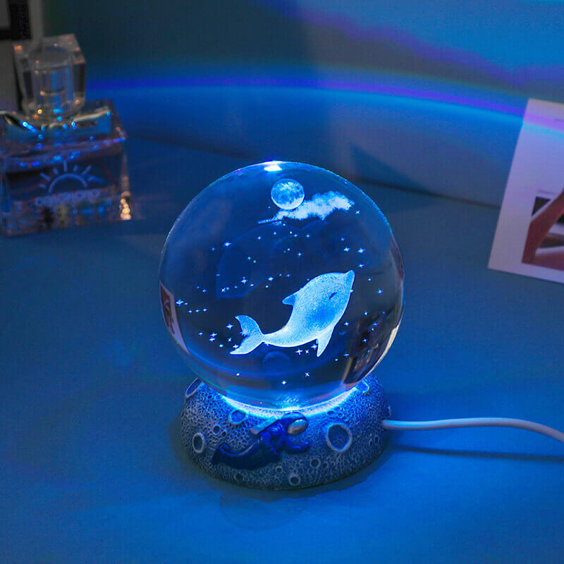 Avelena | AquaGlobe Kristallkugel Nachtlicht | Unterwasserwelt LED Lampe | Stimmungslicht & Deko für Zuhause