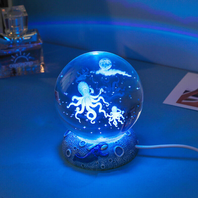 Avelena | AquaGlobe Kristallkugel Nachtlicht | Unterwasserwelt LED Lampe | Stimmungslicht & Deko für Zuhause