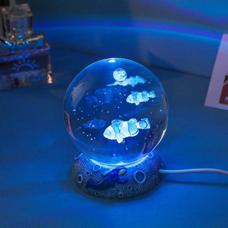 Avelena | AquaGlobe Kristallkugel Nachtlicht | Unterwasserwelt LED Lampe | Stimmungslicht & Deko für Zuhause