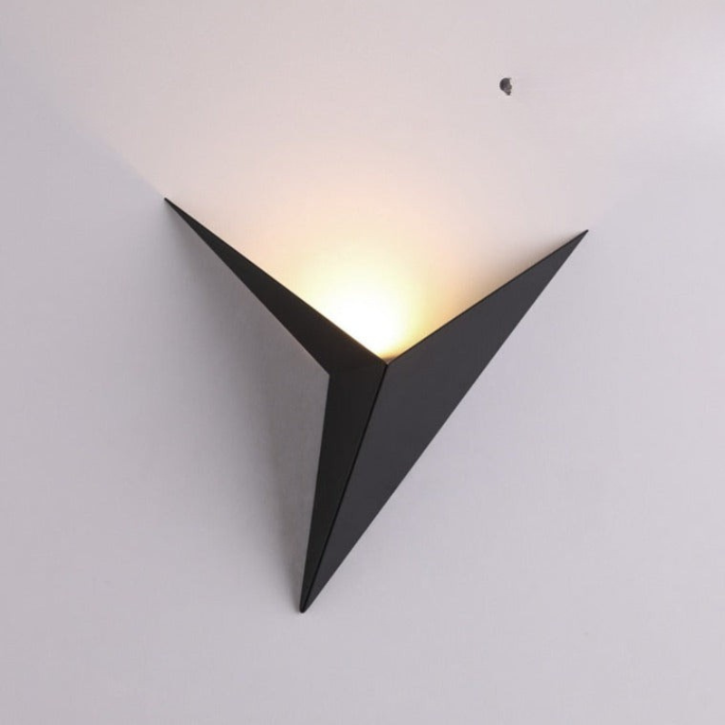 Avelena | TriGlow – Dreieckige Wandlampe für schlanke, moderne Beleuchtung