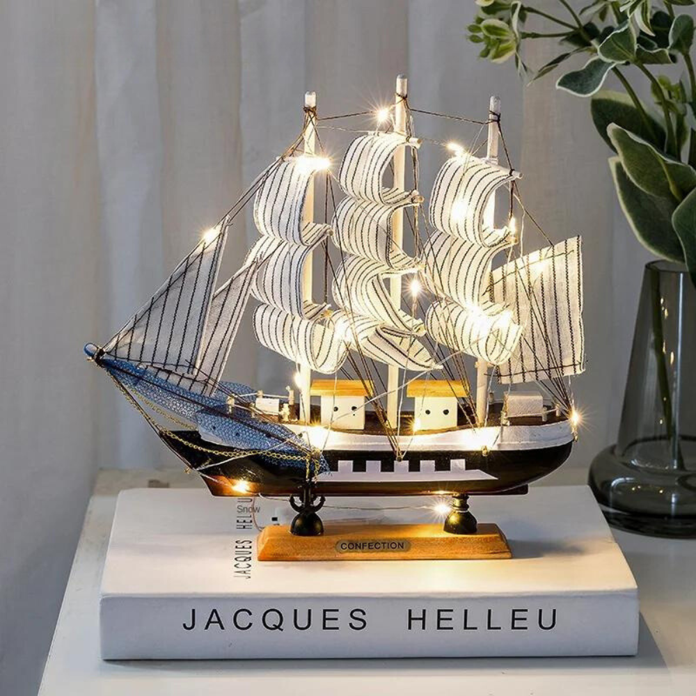 Avelena | Royaleva Nordic Holz Segelboot Skulptur - LED beleuchtetes Dekorstück, batteriebetrieben