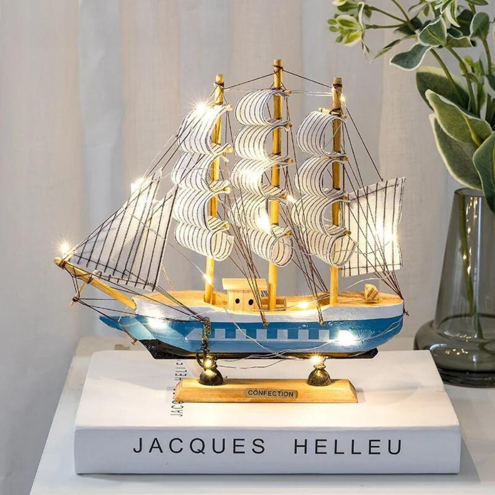 Avelena | Royaleva Nordic Holz Segelboot Skulptur - LED beleuchtetes Dekorstück, batteriebetrieben