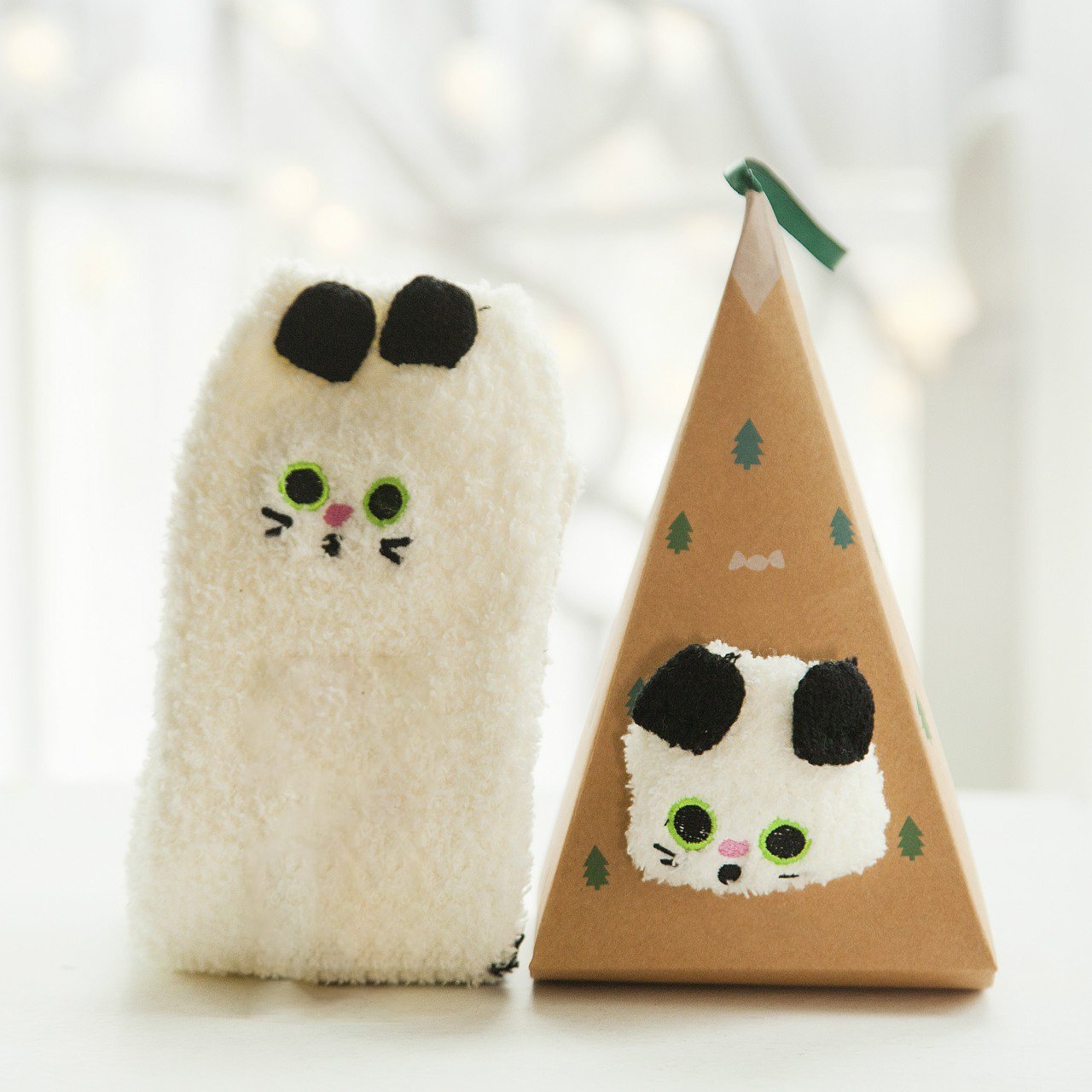 Avelena | Weihnachts-Socken im Geschenkbox-Design | Flauschige Haus- & Kuschelsocken | Universalgröße