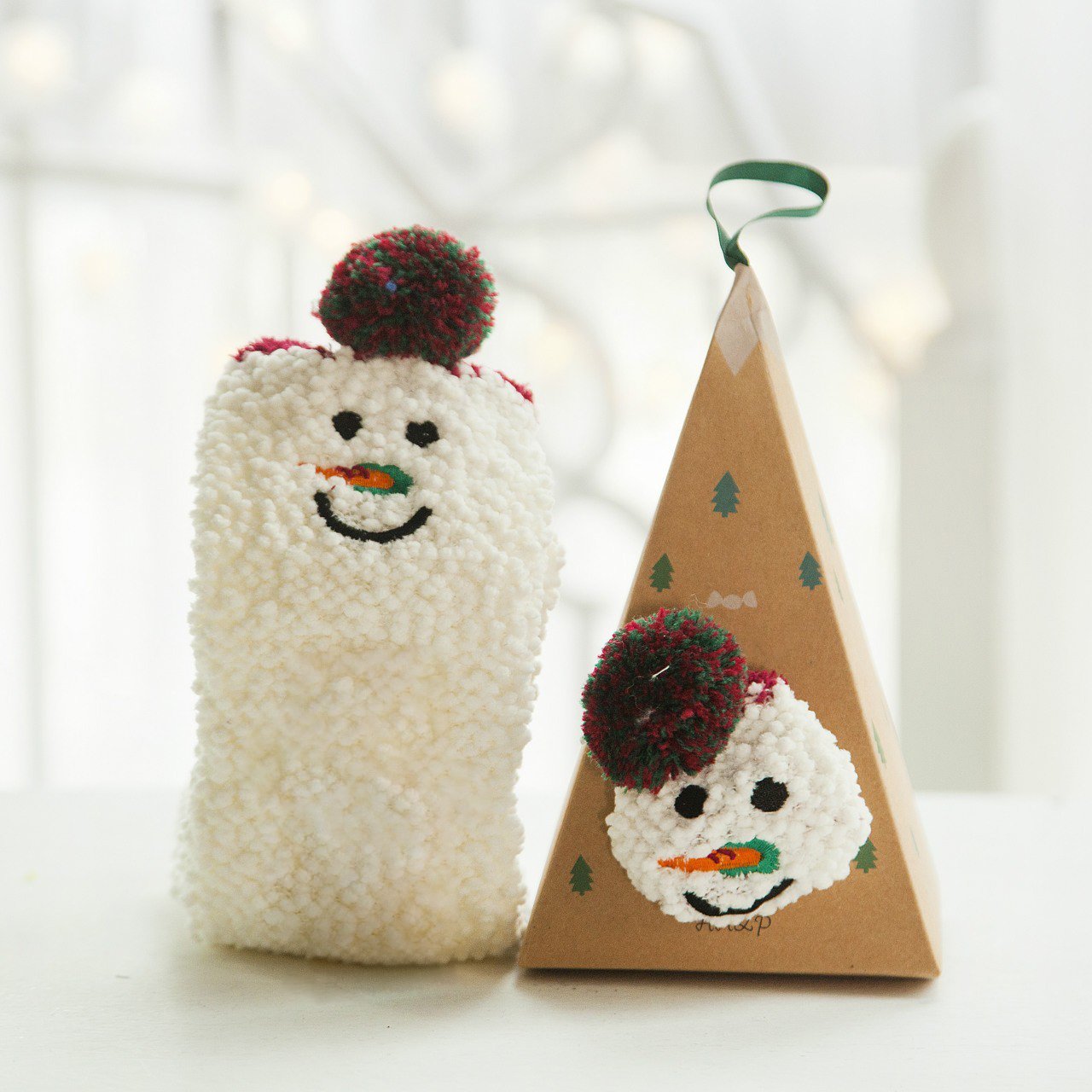 Avelena | Weihnachts-Socken im Geschenkbox-Design | Flauschige Haus- & Kuschelsocken | Universalgröße