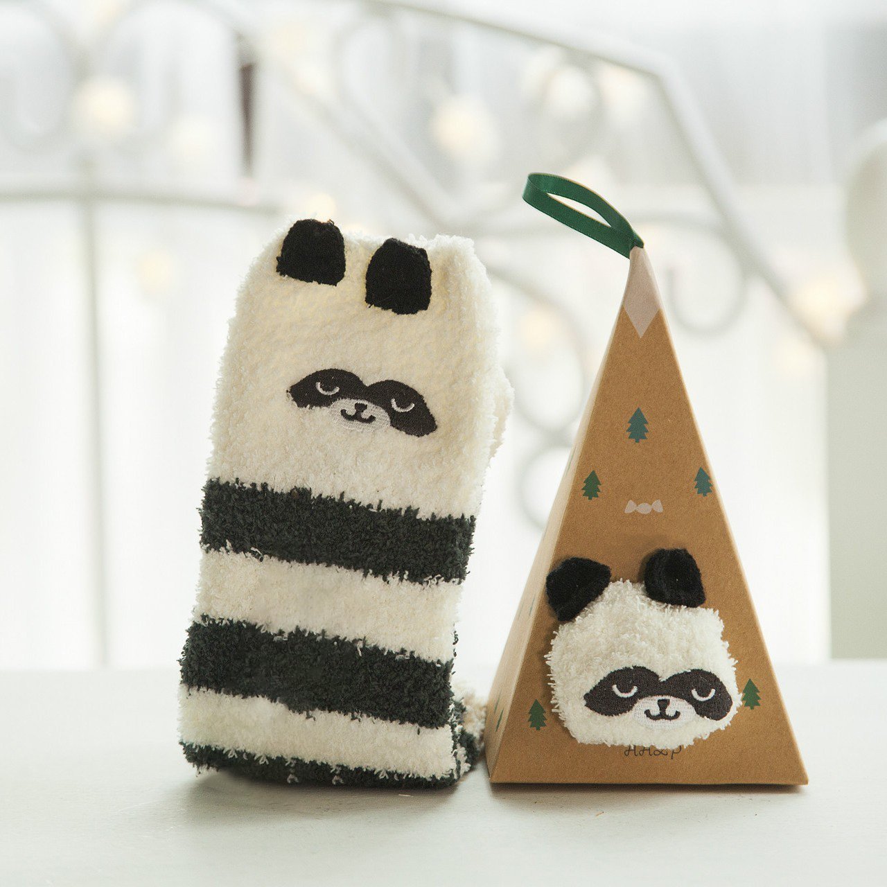 Avelena | Weihnachts-Socken im Geschenkbox-Design | Flauschige Haus- & Kuschelsocken | Universalgröße