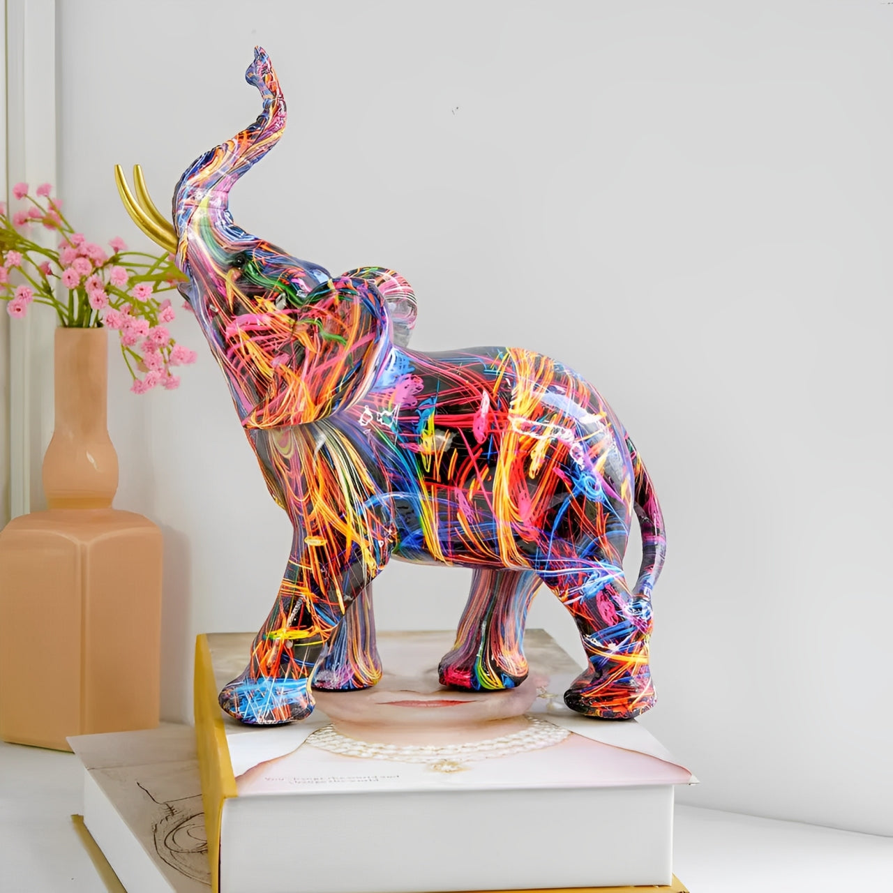 Avelena | Abstrakte Elefantenstatue – Farbiges Afrikanisches Design mit erhobenem Rüssel für Glück
