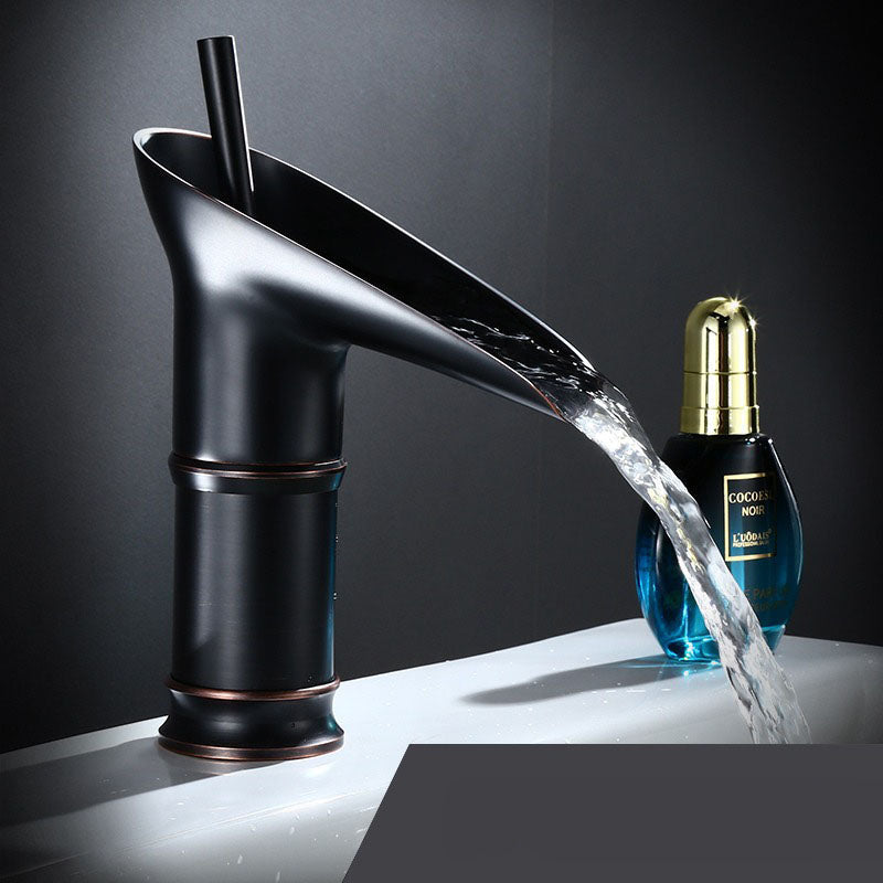 Avelena | Antike Messing Wasserfall Waschbeckenarmatur – Vintage Badezimmer Mischbatterie mit warmem und kaltem Wasser
