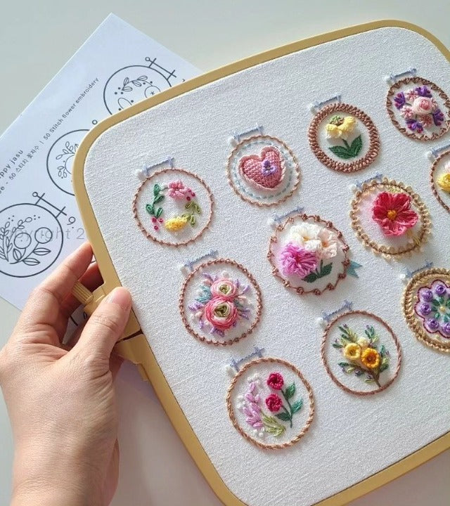 Avelena | Stickrahmen Set „Kleiner Blumenrahmen“ | DIY Stickerei | 12 Designs | Für Anfänger