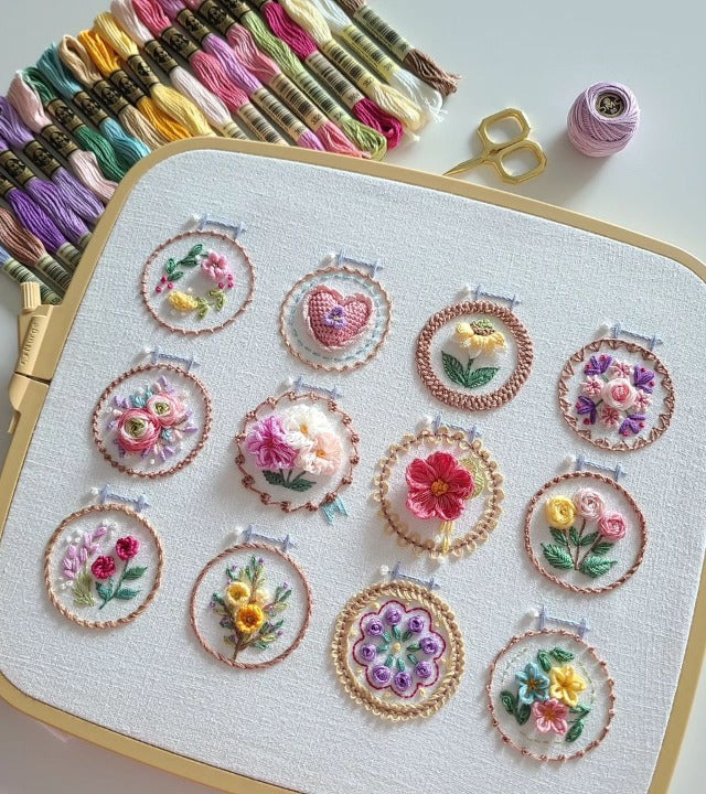 Avelena | Stickrahmen Set „Kleiner Blumenrahmen“ | DIY Stickerei | 12 Designs | Für Anfänger