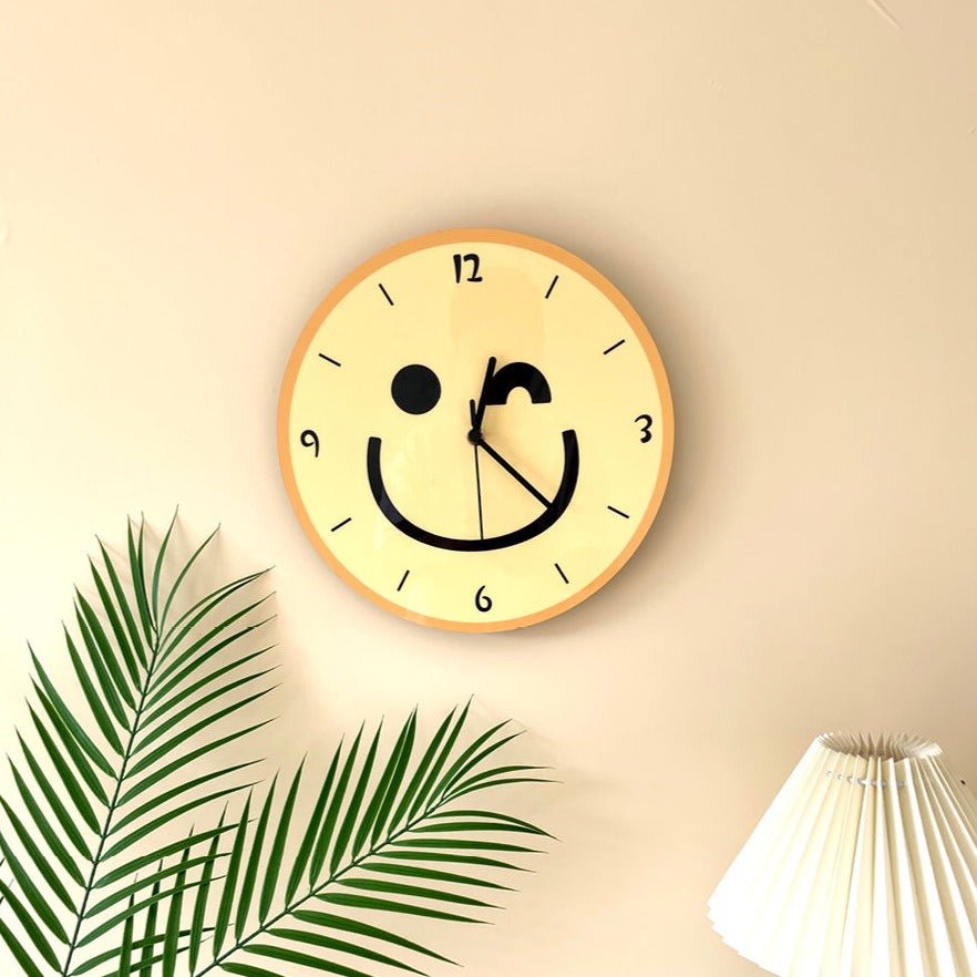 Avelena | Wanduhr mit gelbem Smiley-Cartoon