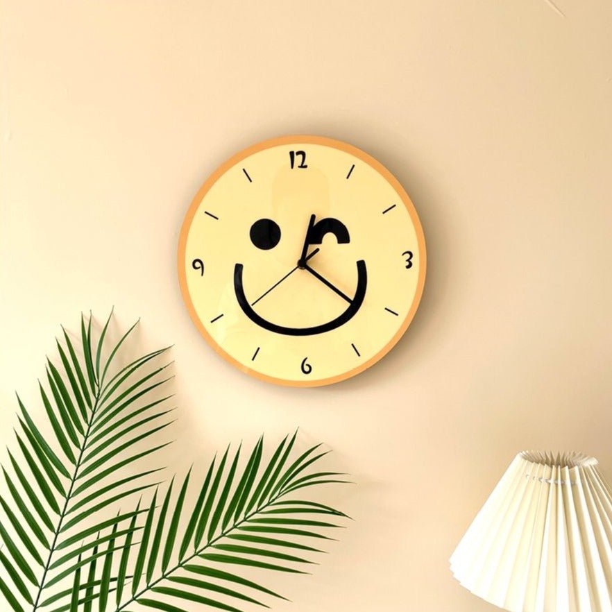 Avelena | Wanduhr mit gelbem Smiley-Cartoon