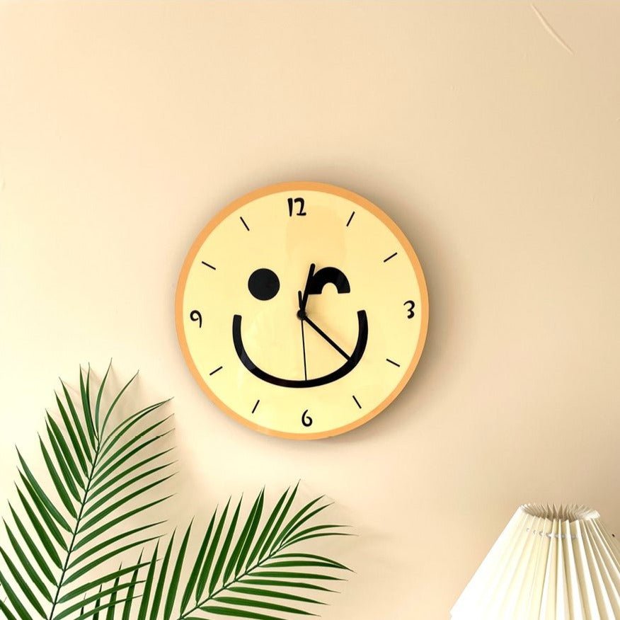 Avelena | Wanduhr mit gelbem Smiley-Cartoon