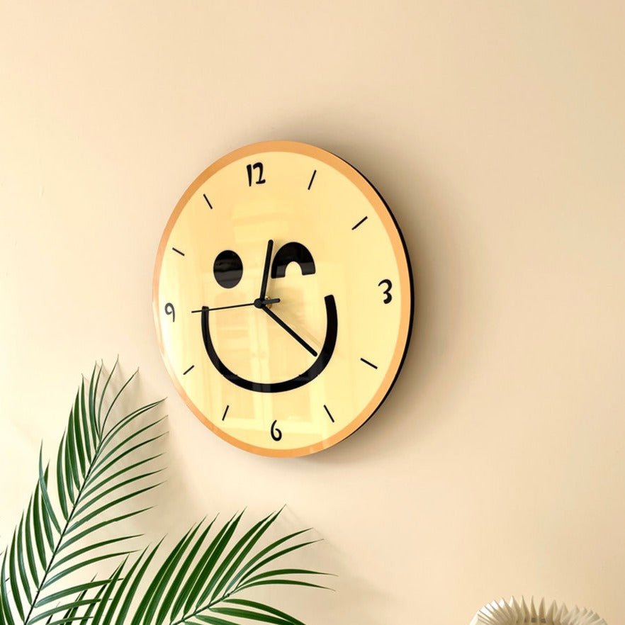 Avelena | Wanduhr mit gelbem Smiley-Cartoon