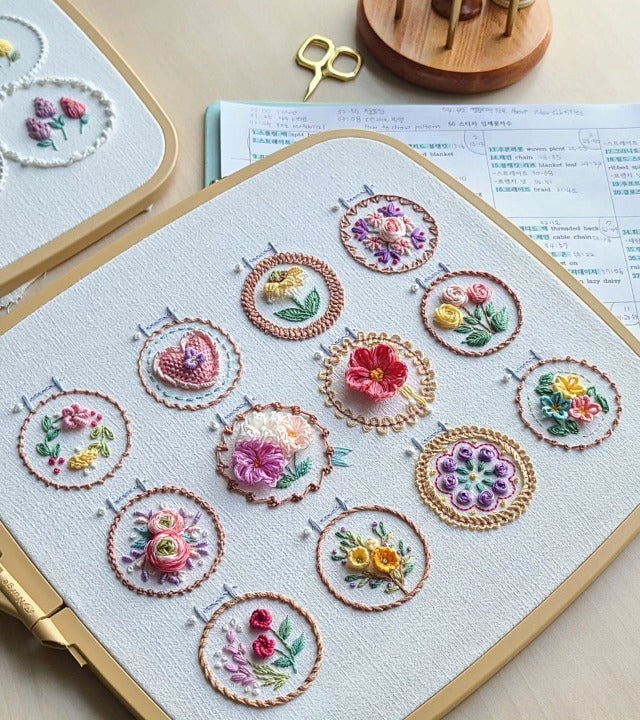 Avelena | Stickrahmen Set „Kleiner Blumenrahmen“ | DIY Stickerei | 12 Designs | Für Anfänger