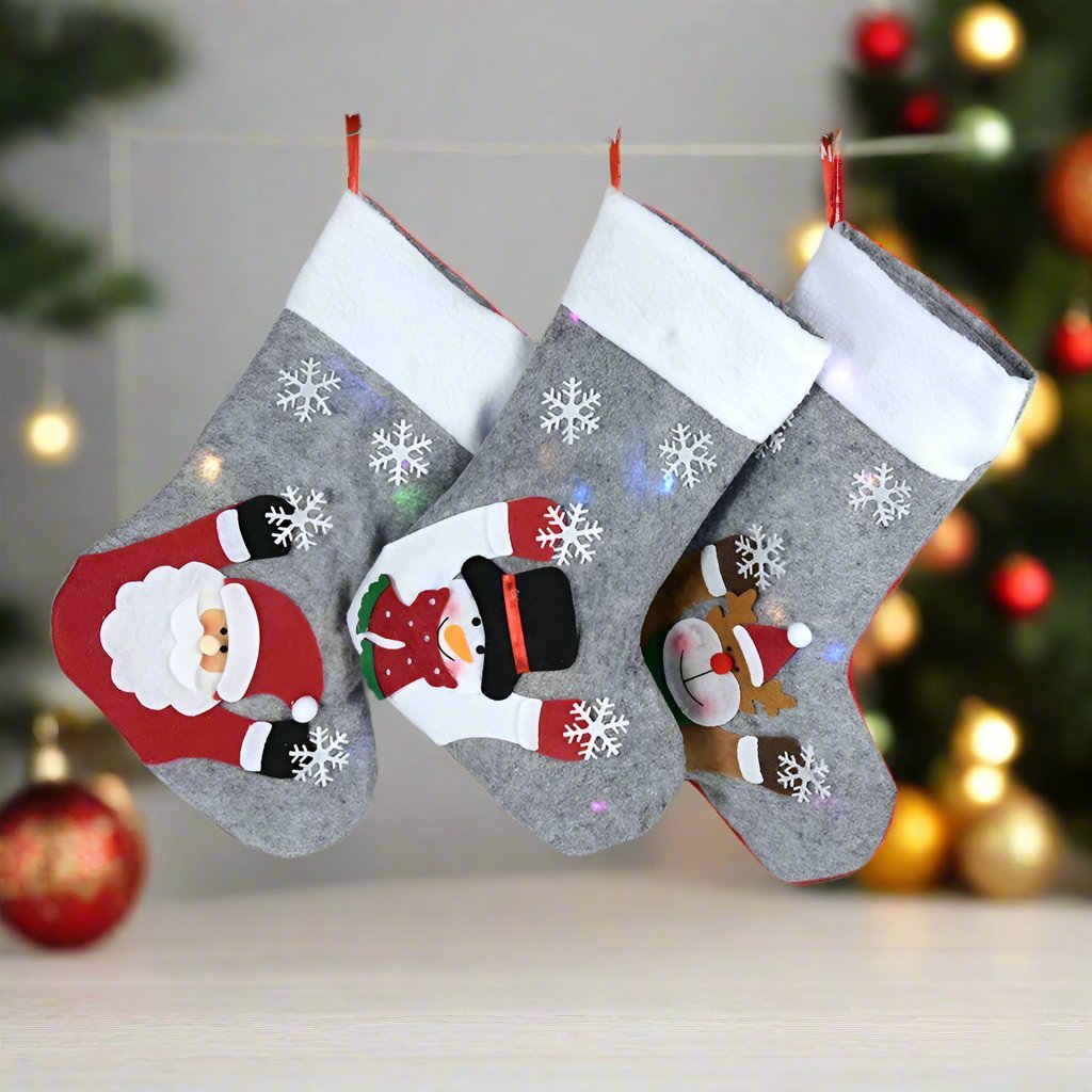 Avelena | Weihnachtsstrümpfe mit LED-Lichtern - Schneemann-, Weihnachtsmann-, Elch- und Bärenmuster Perfekt, um festliche Stimmung zu Ihrem Kamin oder Weihnachtsbaum hinzuzufügen!