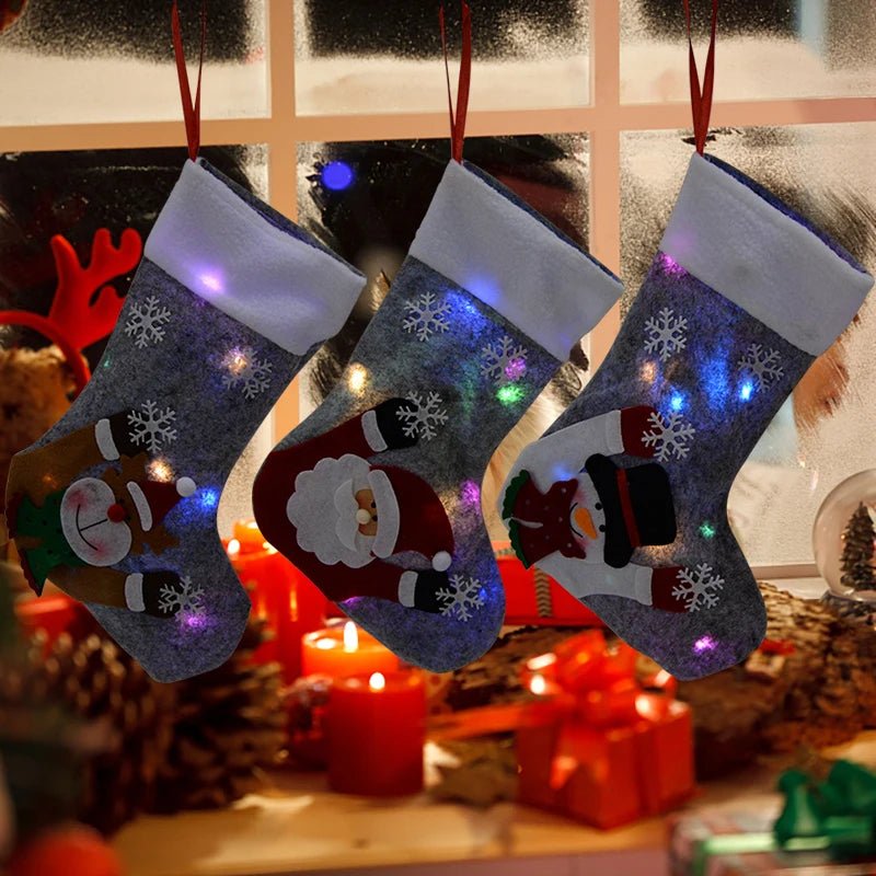 Avelena | Weihnachtsstrümpfe mit LED-Lichtern - Schneemann-, Weihnachtsmann-, Elch- und Bärenmuster Perfekt, um festliche Stimmung zu Ihrem Kamin oder Weihnachtsbaum hinzuzufügen!