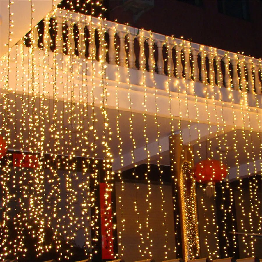 Avelena | Vorhang Weihnachtslichter 8 Modi Steuerung - Fernbedienung Weihnachtsdekoration Hängeleuchten