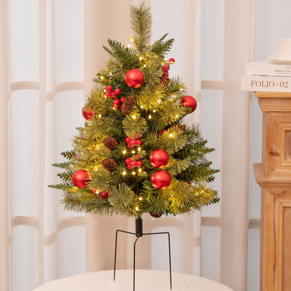 Avelena | Weihnachtliche Urnen-Deko mit LED-Lichtern | Realistische Tannenzweige & Beeren | Innen- und Außenbereich