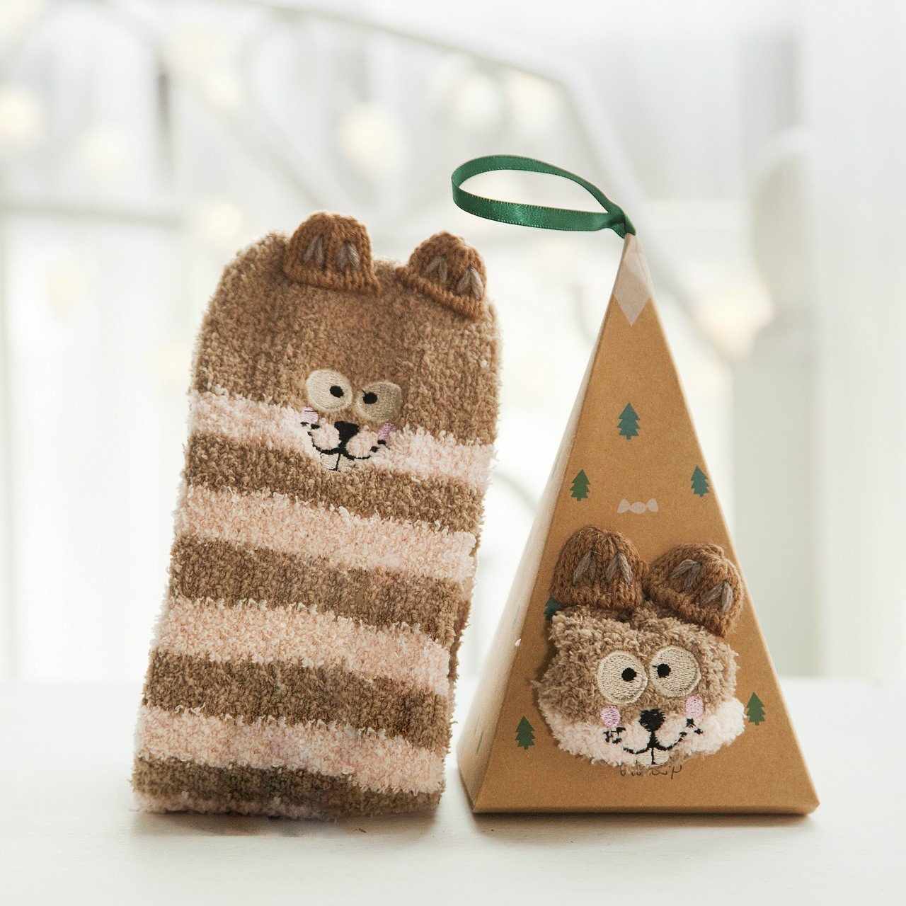 Avelena | Weihnachts-Socken im Geschenkbox-Design | Flauschige Haus- & Kuschelsocken | Universalgröße