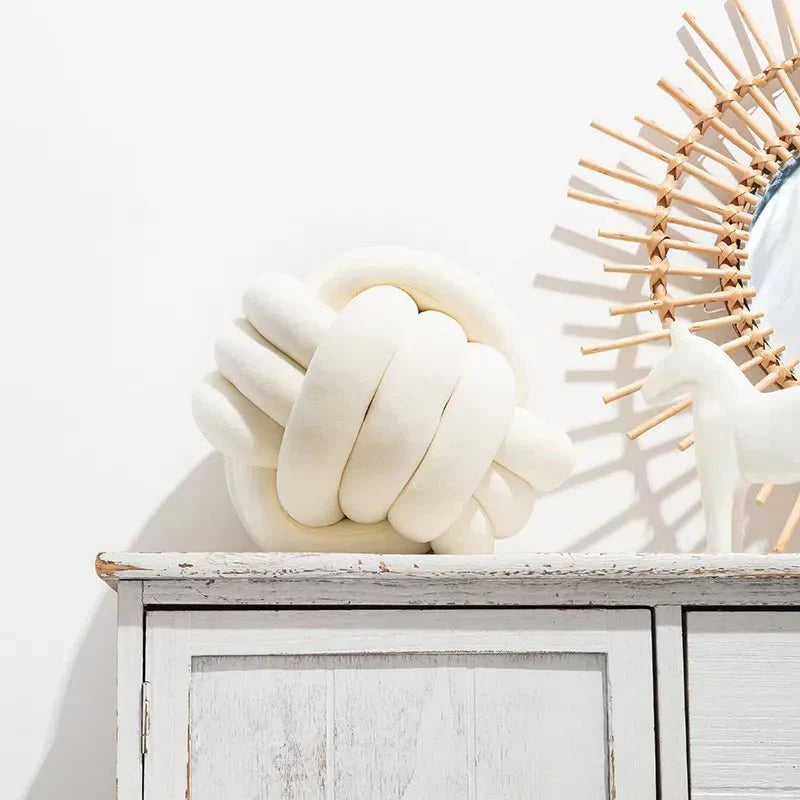 Avelena | Dekorativer geknoteter Wildleder-Optik Ball weicher Kissen