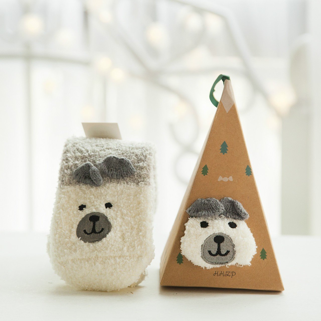 Avelena | Weihnachts-Socken im Geschenkbox-Design | Flauschige Haus- & Kuschelsocken | Universalgröße