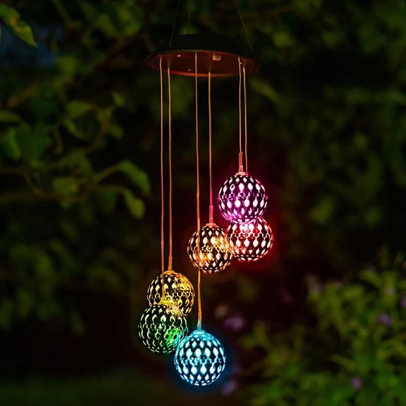Avelena | Solar Metallkugel Windspiel – Solarbetriebene LED Gartendekoration mit beruhigenden Klängen
