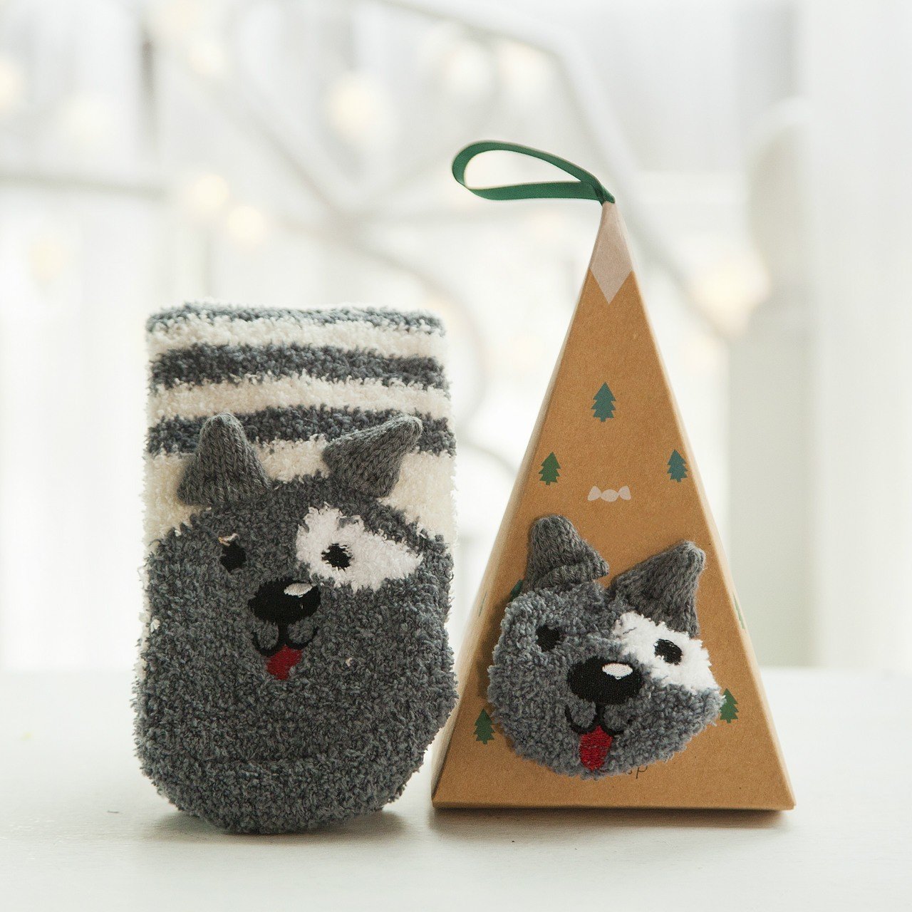 Avelena | Weihnachts-Socken im Geschenkbox-Design | Flauschige Haus- & Kuschelsocken | Universalgröße