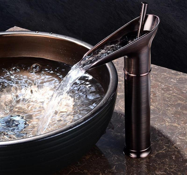 Avelena | Antike Messing Wasserfall Waschbeckenarmatur – Vintage Badezimmer Mischbatterie mit warmem und kaltem Wasser